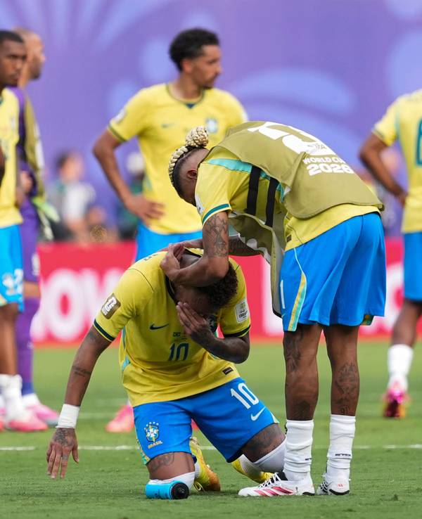 Neymar weint und wird getröstet.