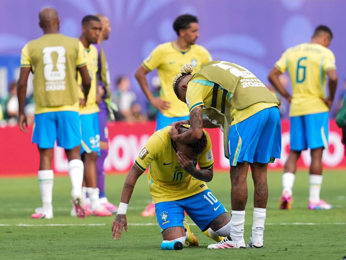 Neymar weint und wird getröstet.