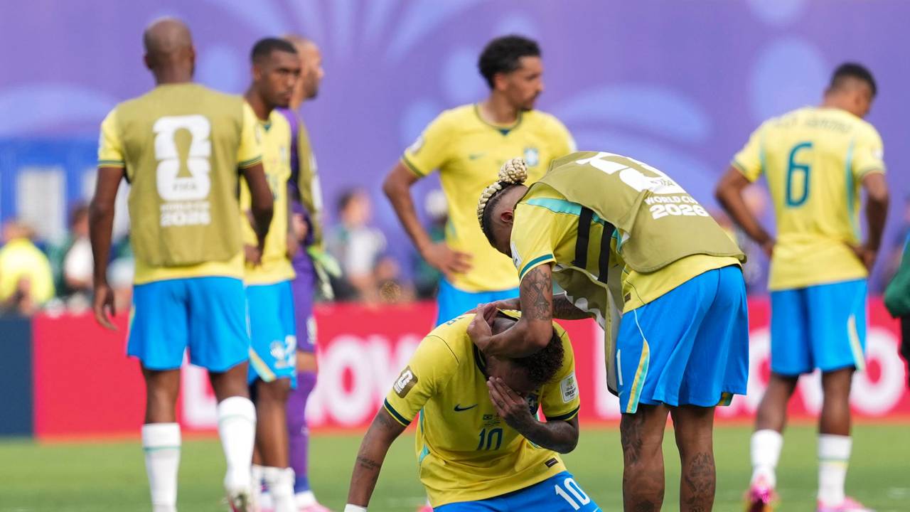 Neymar weint und wird getröstet.