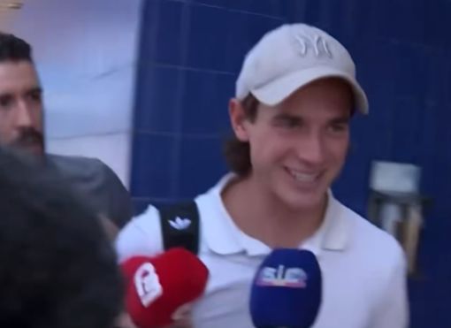Jakub Kaminski werden Mikrofone vor das Gesicht gehalten.