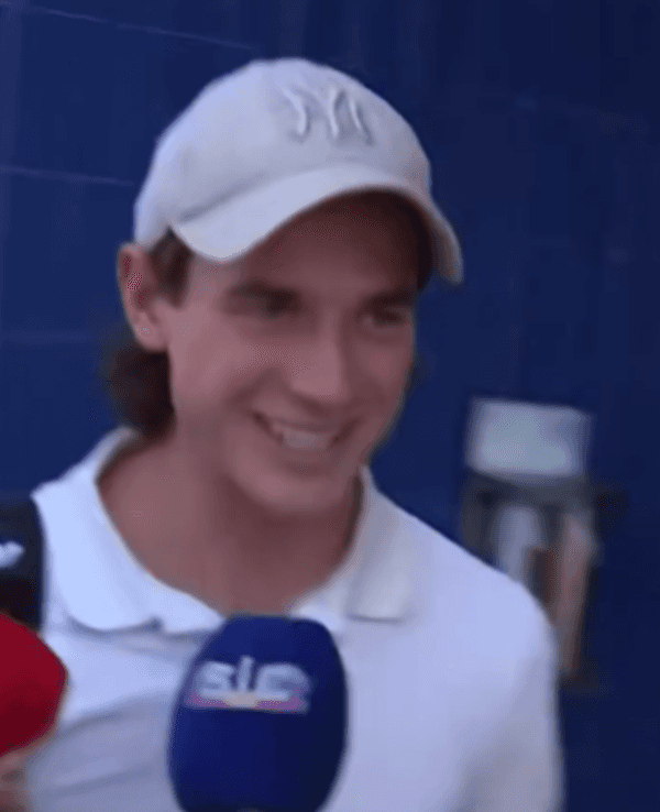 Jakub Kaminski werden Mikrofone vor das Gesicht gehalten.
