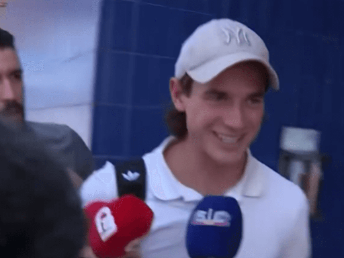 Jakub Kaminski werden Mikrofone vor das Gesicht gehalten.