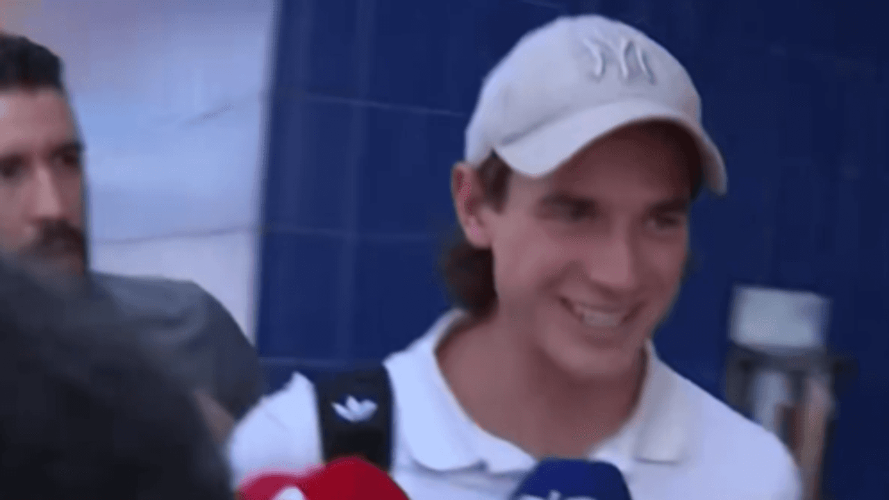 Jakub Kaminski werden Mikrofone vor das Gesicht gehalten.