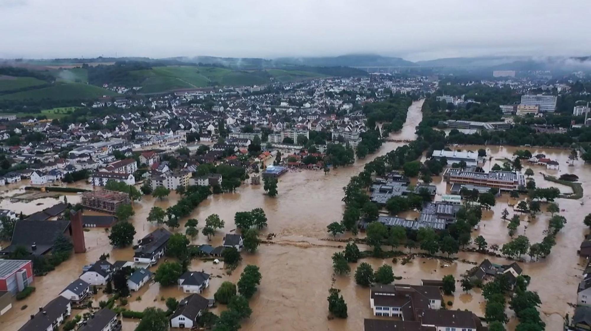 Eine Luftaufnahme zeigt, wie das Wasser die Stadt Bad Neuenahr vereinnahmte. (Bild: WDR / SWR)