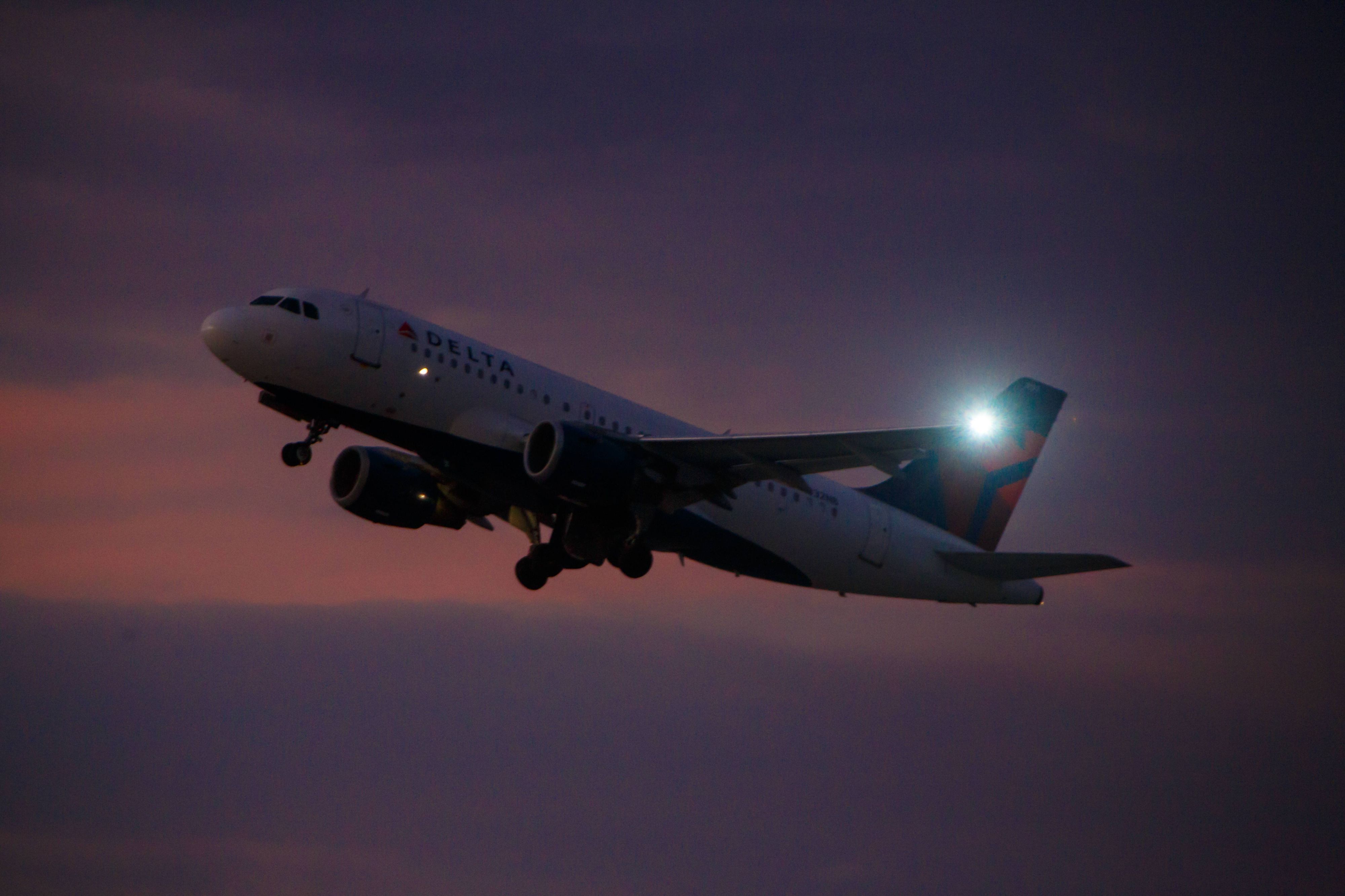 Ein Airbus von Delta Airlines beim Start.