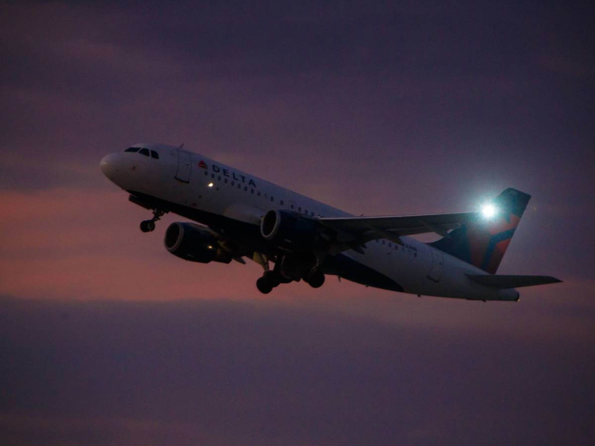 Ein Airbus von Delta Airlines beim Start.