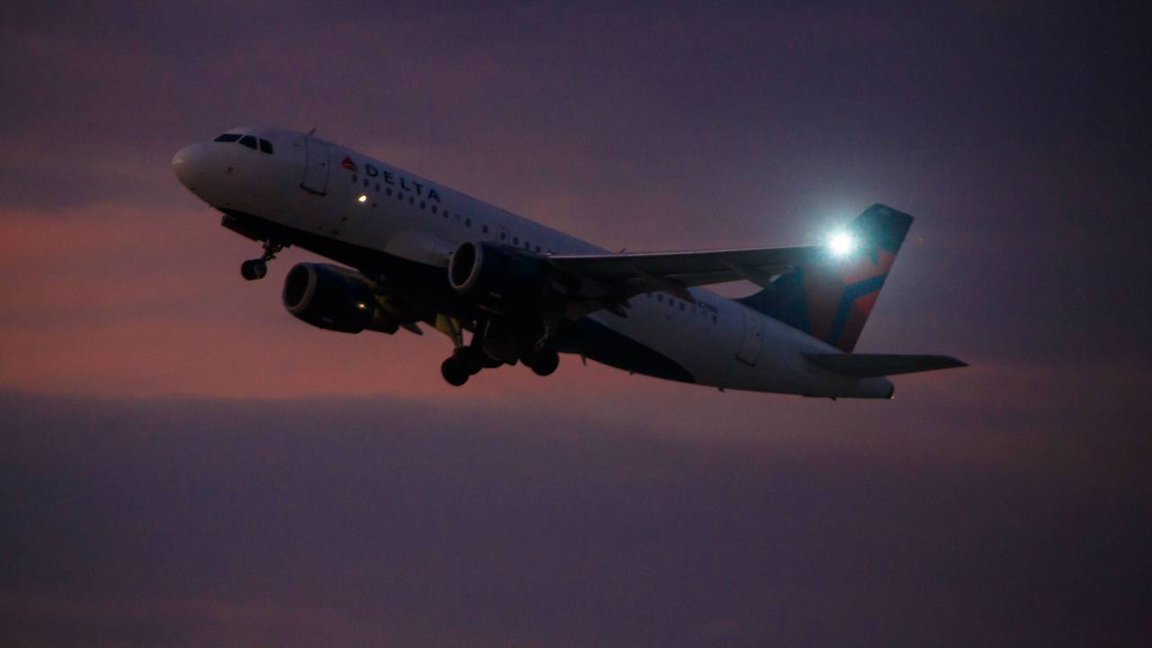 Ein Airbus von Delta Airlines beim Start.