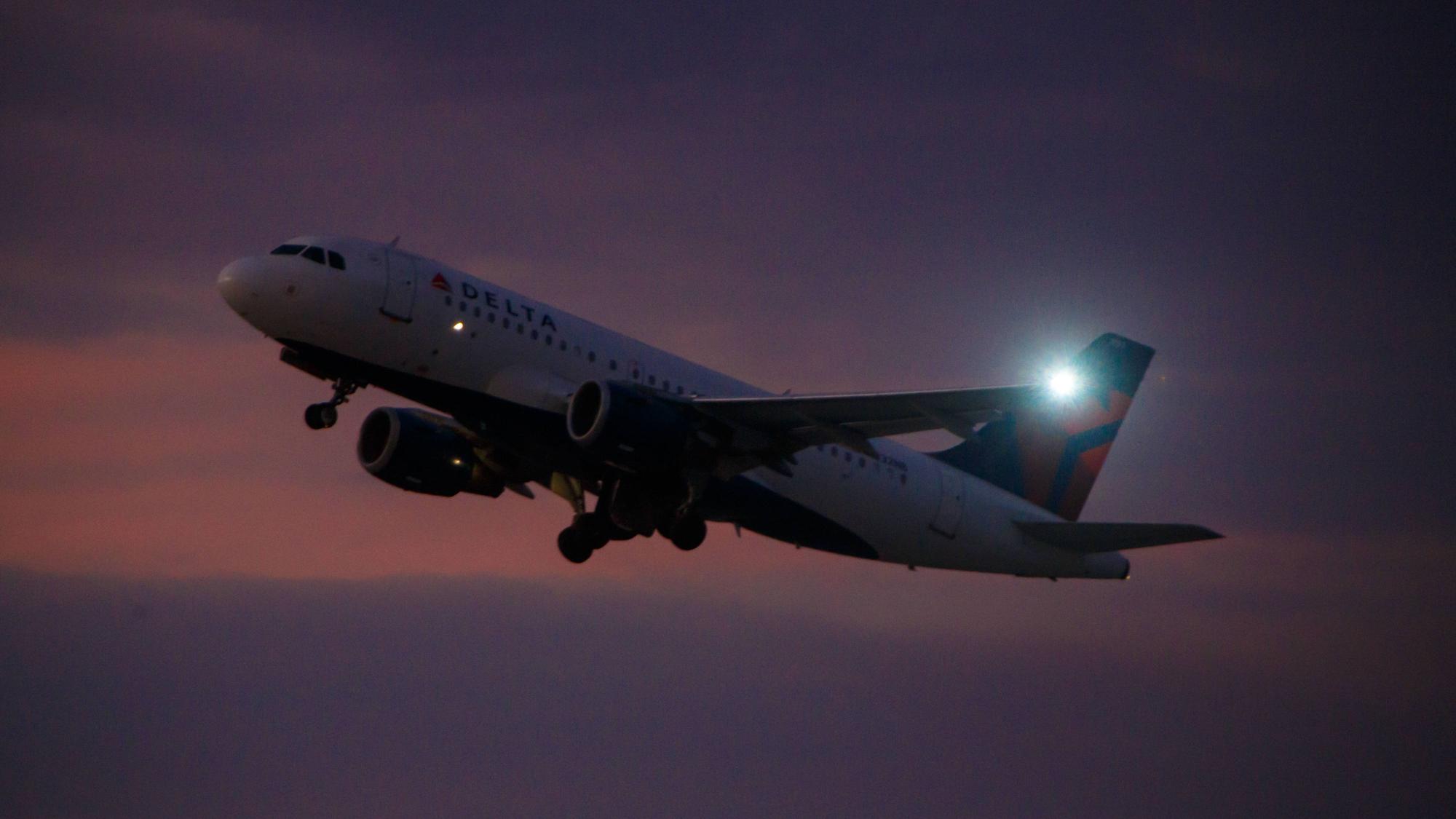 Ein Airbus von Delta Airlines beim Start.