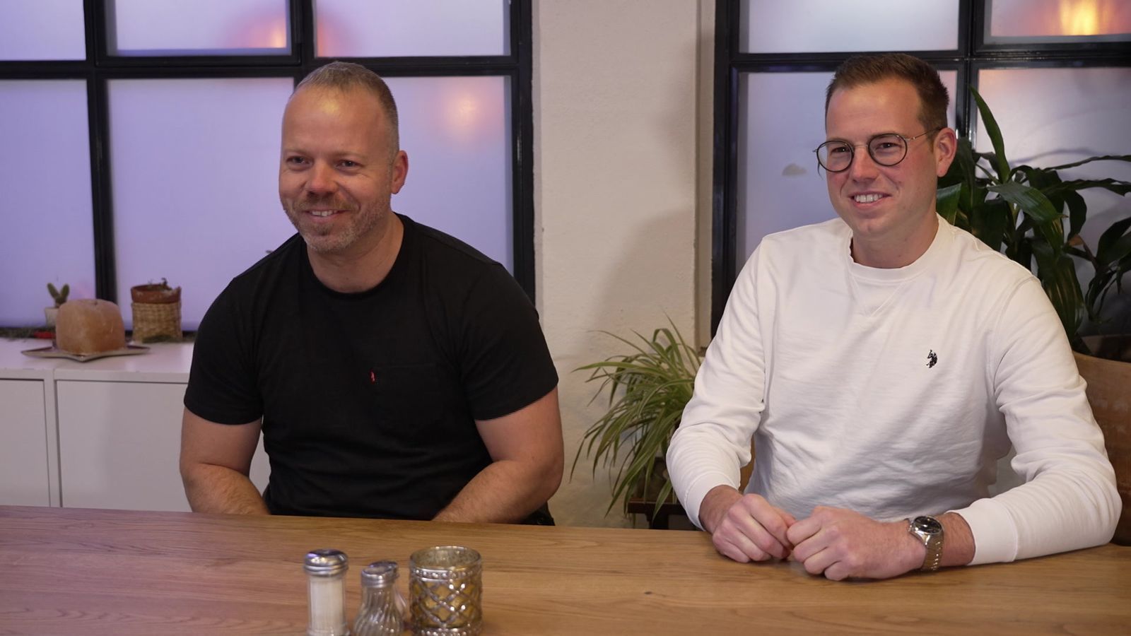 Stefan (links) und Jonas sind froh, nicht an Tag 1 kochen zu müssen.
 (Bild: RTL)