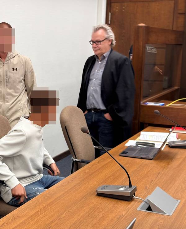 Die beiden beschuldigten Brüder mit Anwalt Gordon Christiansen beim Prozessauftakt im Kölner Landgericht