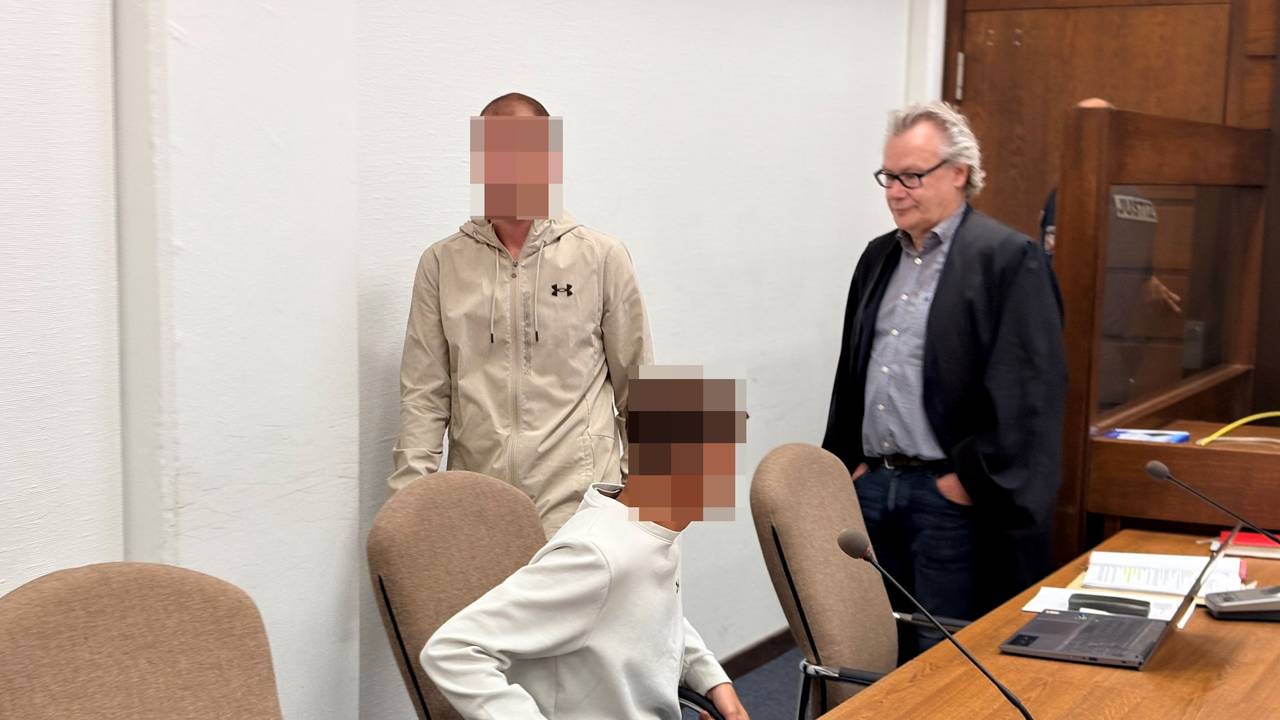 Die beiden beschuldigten Brüder mit Anwalt Gordon Christiansen beim Prozessauftakt im Kölner Landgericht