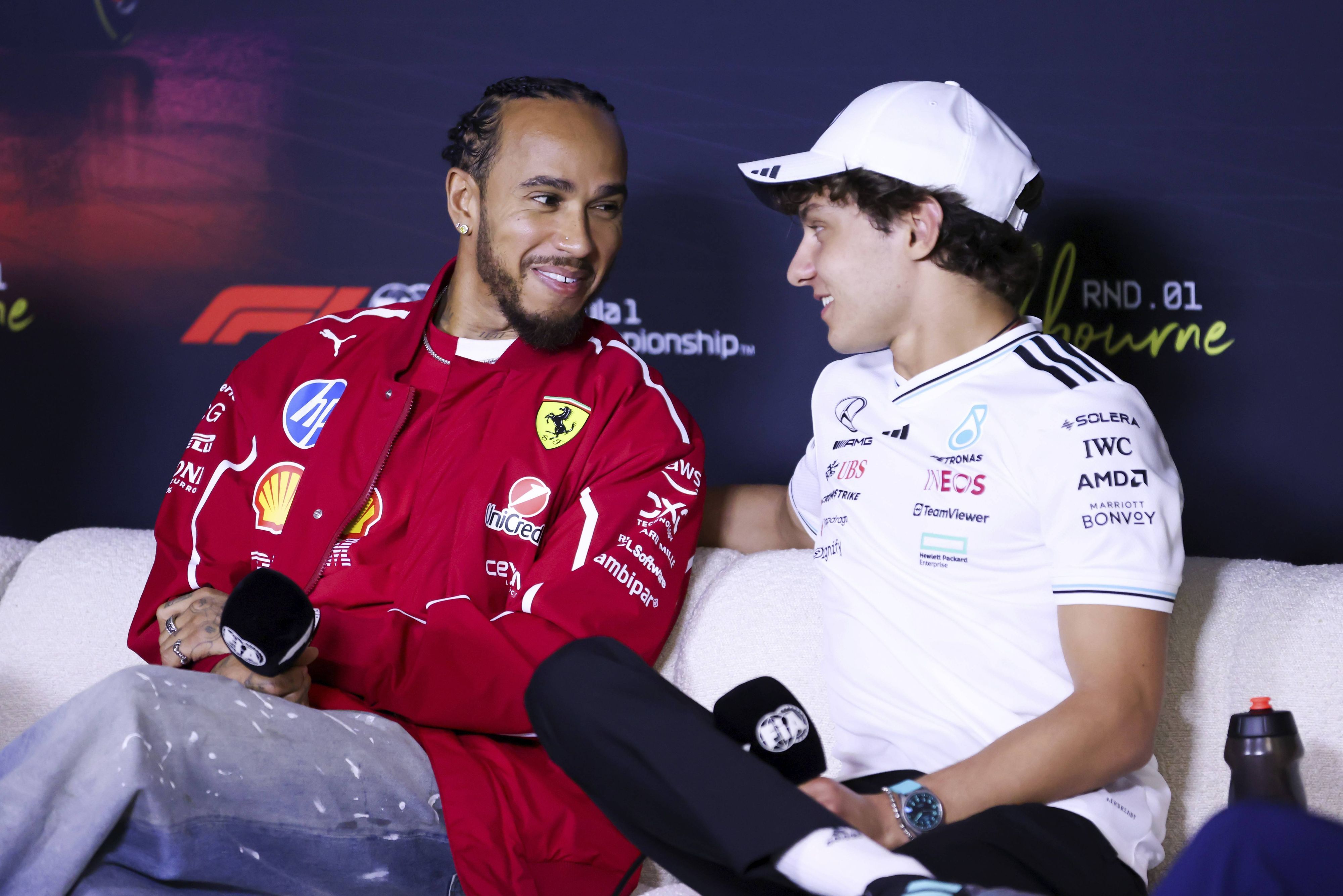 Der Brite Lewis Hamilton und die Scuderia Ferrari unterhalten sich mit dem Italiener Kimi Antonelli und dem Mercedes AMG Petronas F1 Team während einer Pressekonferenz vor dem Großen Preis von Australien 2025 im Albert Park in Melbourne.