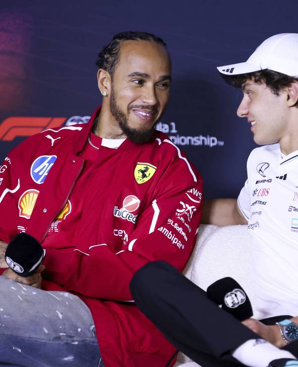 Der Brite Lewis Hamilton und die Scuderia Ferrari unterhalten sich mit dem Italiener Kimi Antonelli und dem Mercedes AMG Petronas F1 Team während einer Pressekonferenz vor dem Großen Preis von Australien 2025 im Albert Park in Melbourne.