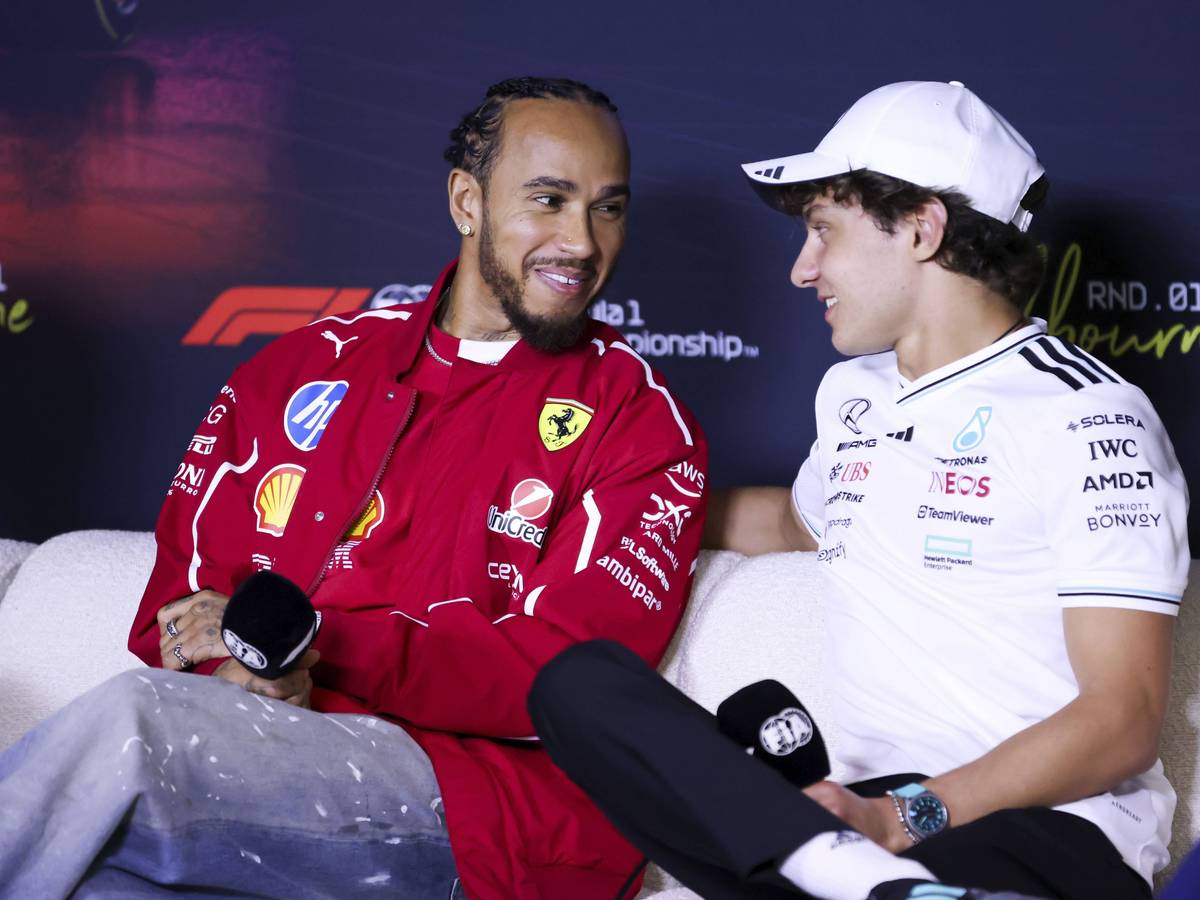 Der Brite Lewis Hamilton und die Scuderia Ferrari unterhalten sich mit dem Italiener Kimi Antonelli und dem Mercedes AMG Petronas F1 Team während einer Pressekonferenz vor dem Großen Preis von Australien 2025 im Albert Park in Melbourne.