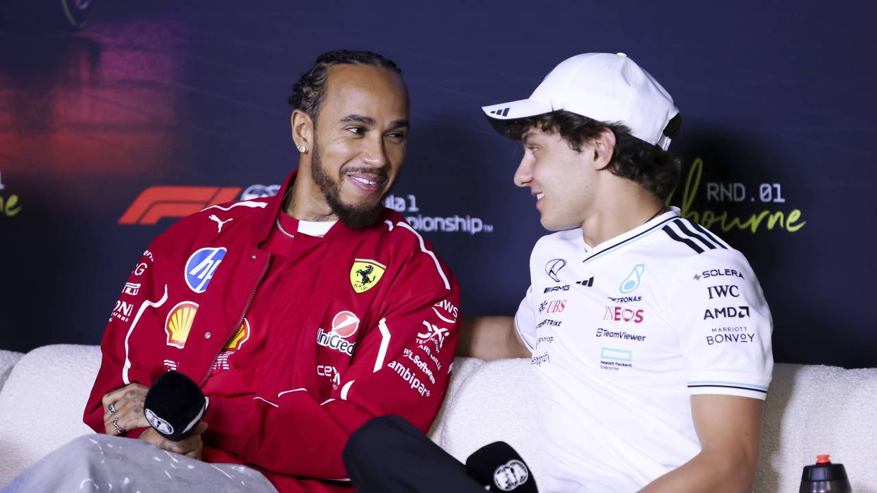 Der Brite Lewis Hamilton und die Scuderia Ferrari unterhalten sich mit dem Italiener Kimi Antonelli und dem Mercedes AMG Petronas F1 Team während einer Pressekonferenz vor dem Großen Preis von Australien 2025 im Albert Park in Melbourne.