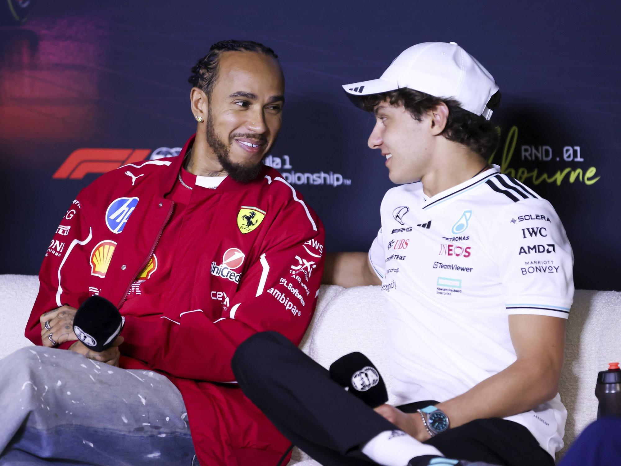 Der Brite Lewis Hamilton und die Scuderia Ferrari unterhalten sich mit dem Italiener Kimi Antonelli und dem Mercedes AMG Petronas F1 Team während einer Pressekonferenz vor dem Großen Preis von Australien 2025 im Albert Park in Melbourne.