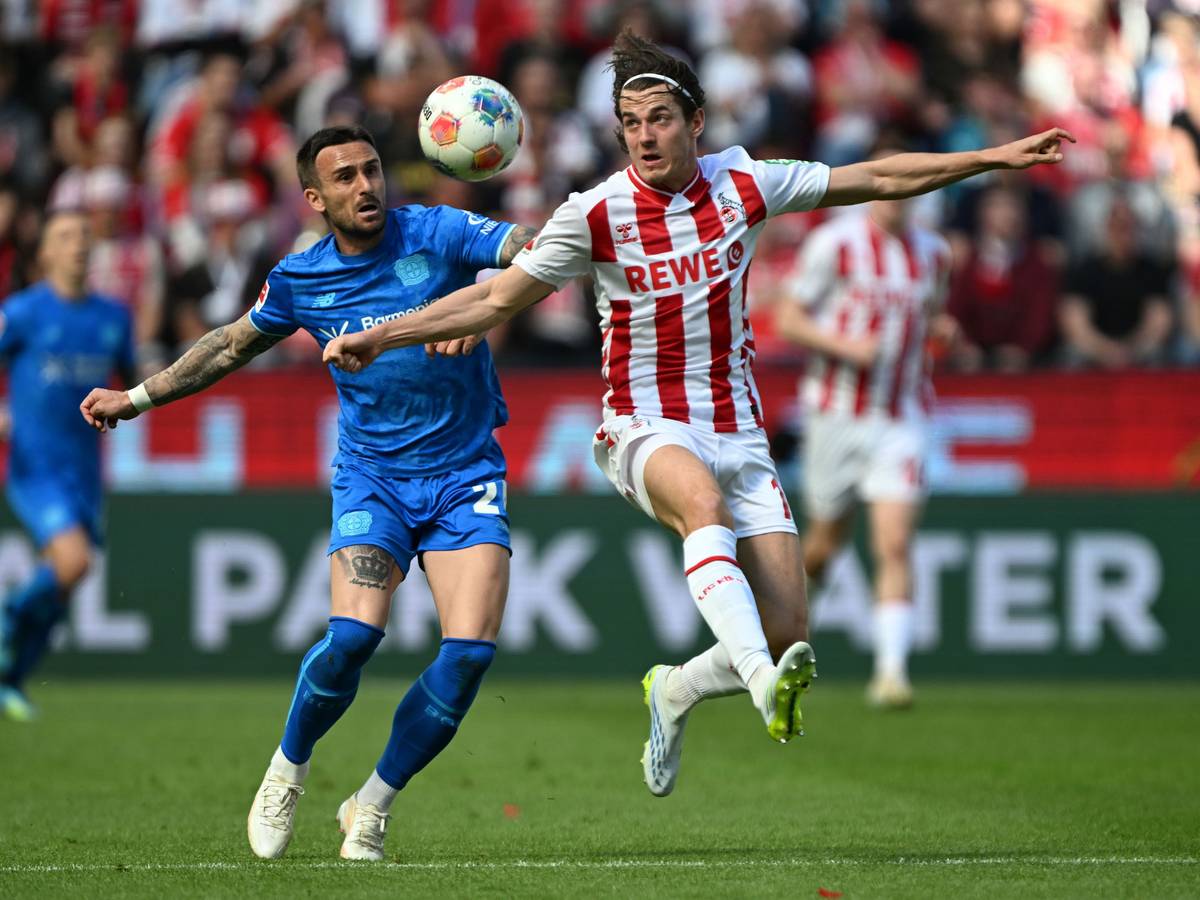 Jakub Kaminski und Aleix Garcia kämpfen um den Ball.