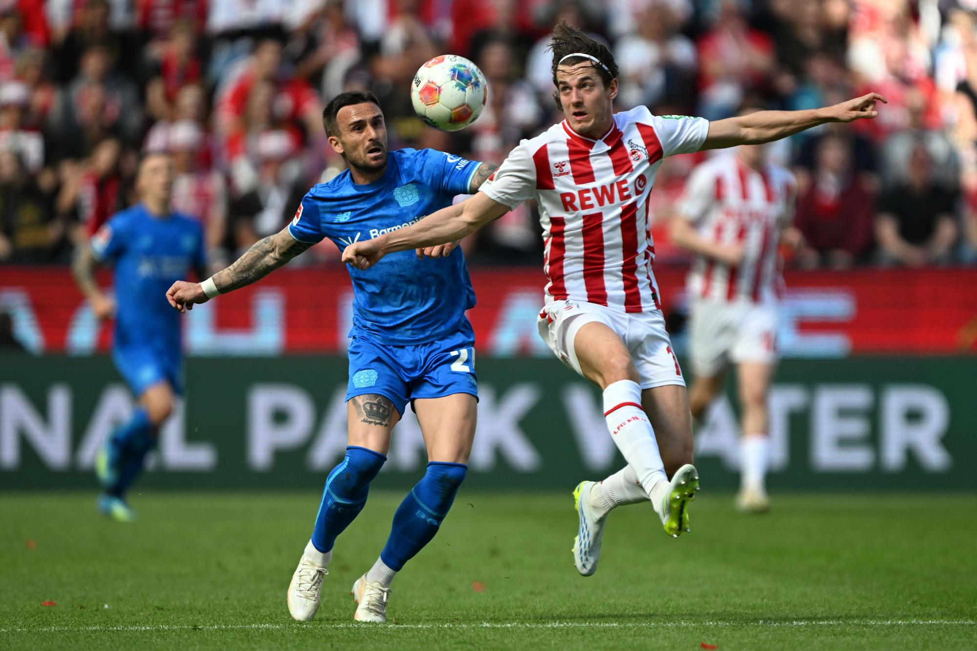 Jakub Kaminski und Aleix Garcia kämpfen um den Ball.