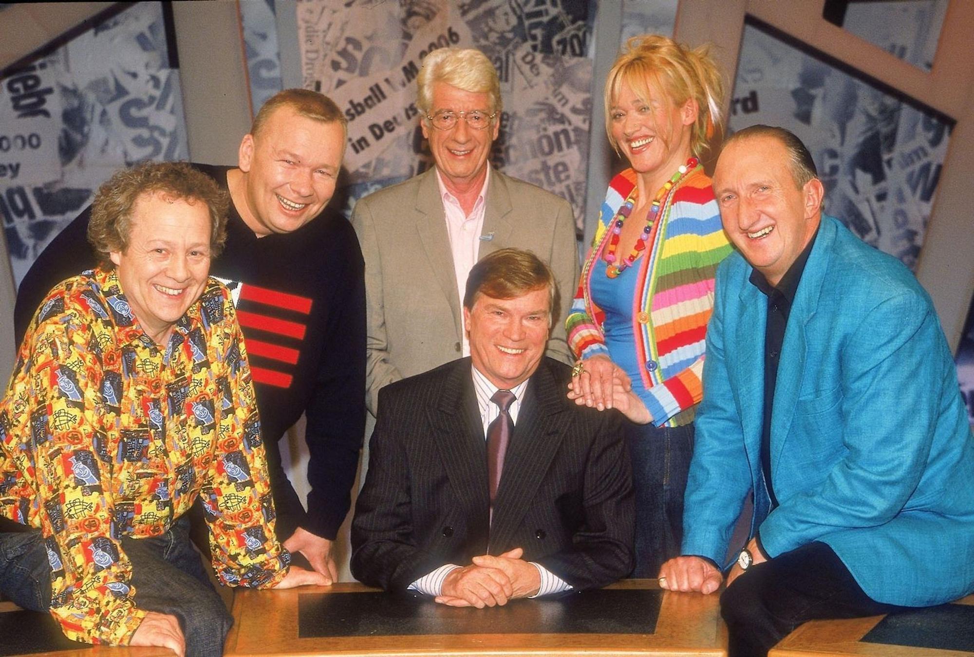 Im September 2002 war Rudi Carrell zum letzten Mal im Team von „7 Tage - 7 Köpfe“. Zuletzt produzierte er die Show nur noch. Von links: Kalle Pohl, Bernd Stelter, Rudi Carrell, Jochen Busse, Gaby Köster und Mike Krüger. (Bild: RTL / teleschau-Archiv)