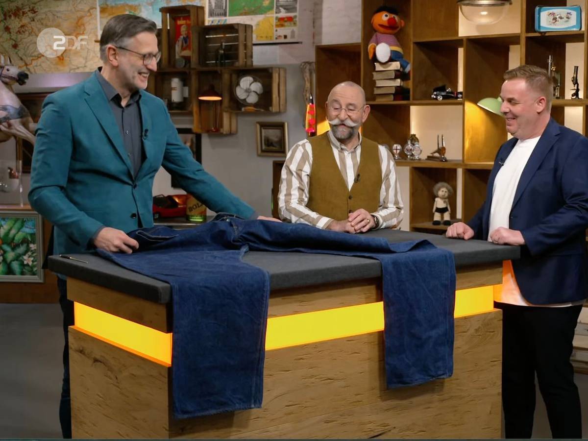 Eine riesige Hose sorgte in der Montagsausgabe von „Bares für Rares“ mit Horst Lichter für witzige Sprüche. (Bild: ZDF)