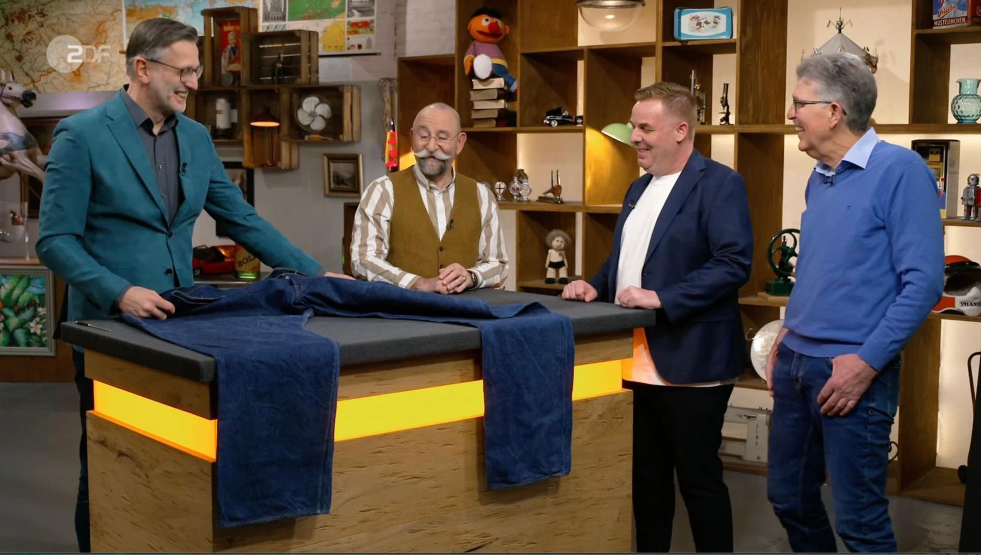 Eine riesige Hose sorgte in der Montagsausgabe von „Bares für Rares“ mit Horst Lichter für witzige Sprüche. (Bild: ZDF)
