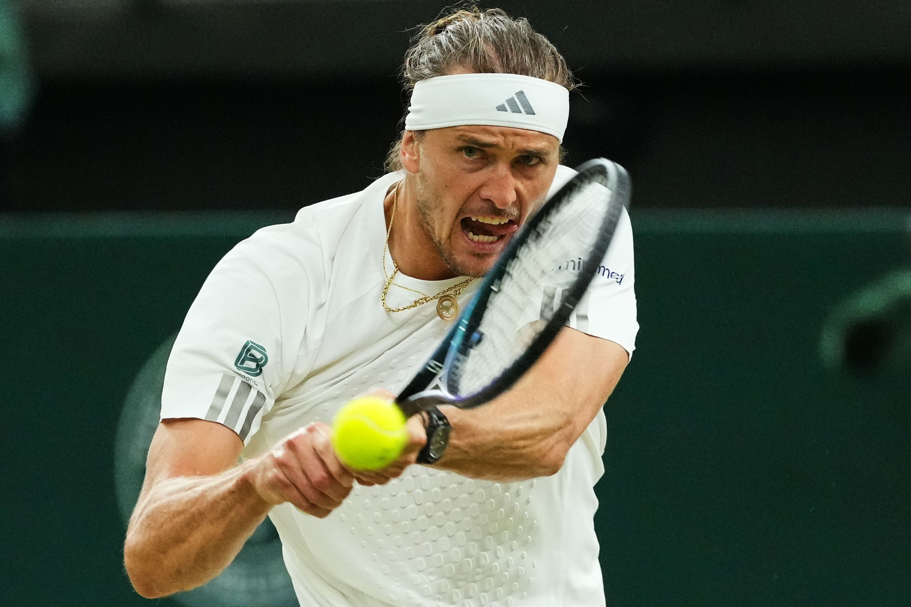 Alexander Zverev schlägt eine Rückhand.