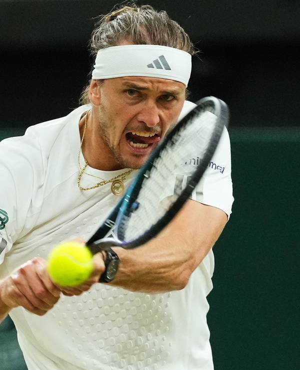 Alexander Zverev schlägt eine Rückhand.