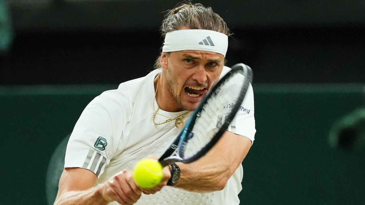 Alexander Zverev schlägt eine Rückhand.