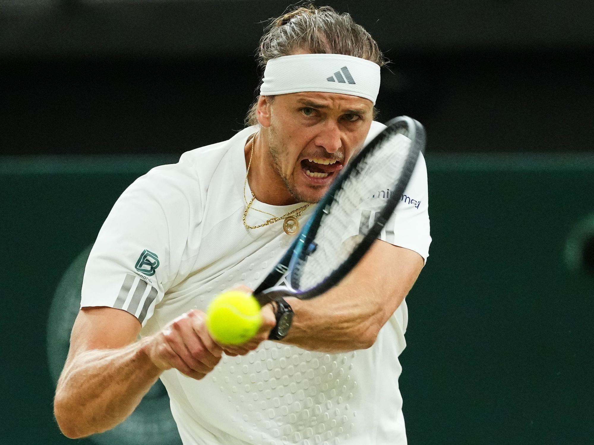 Alexander Zverev schlägt eine Rückhand.