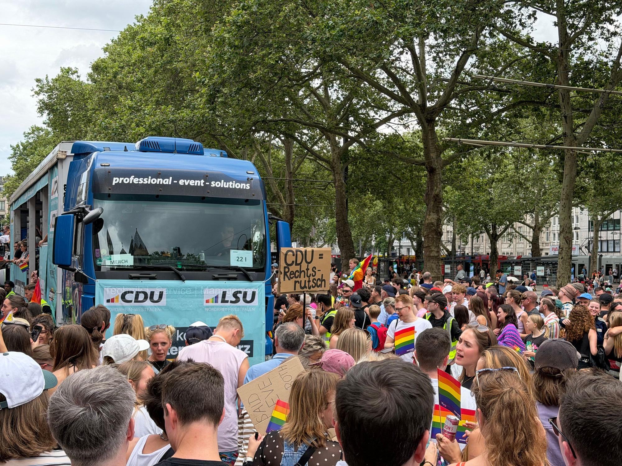 Der Wagen der „Lesben und Schwulen in der Union“ beim CSD-Straßenfest.