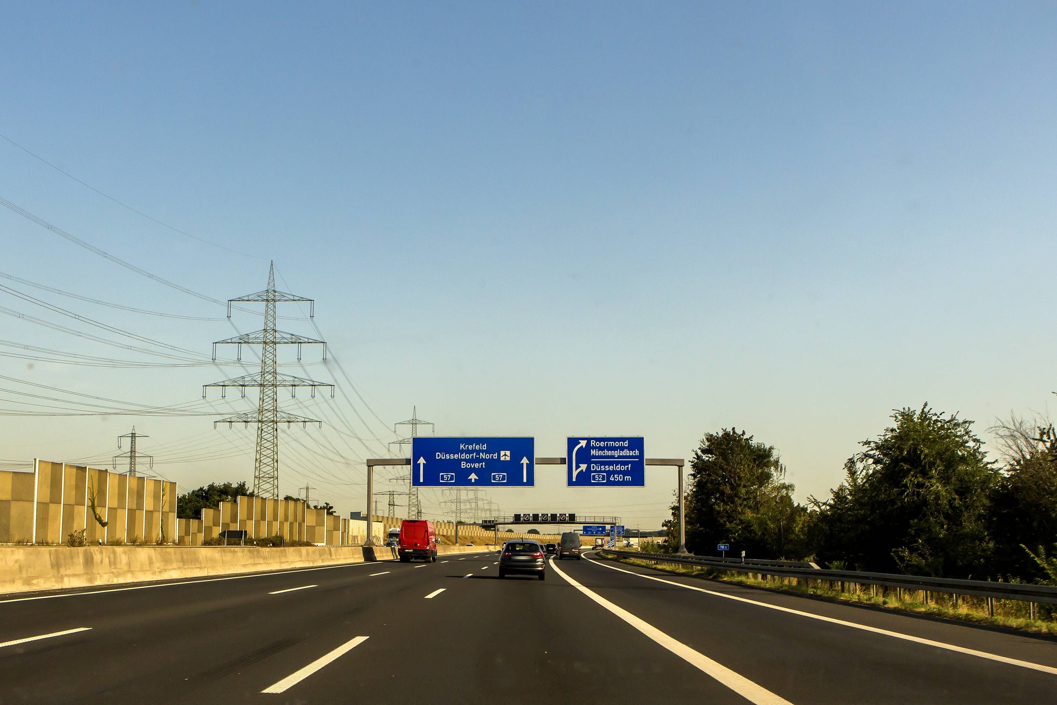 Bei einer Verfolgungsfahrt hat ein Auto mit Wohnanhänger in der Nacht im Autobahnkreuz Mönchengladbach mehrere Streifenwagen gerammt (Symbolbild).