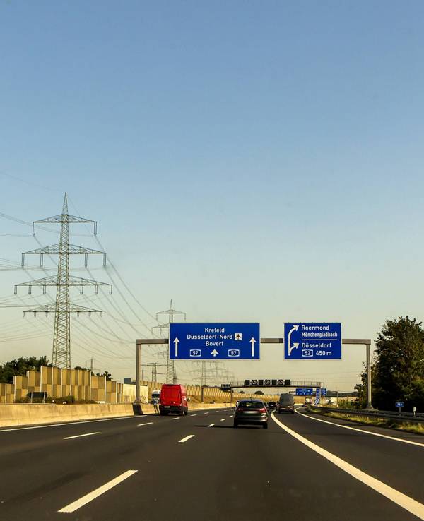 Bei einer Verfolgungsfahrt hat ein Auto mit Wohnanhänger in der Nacht im Autobahnkreuz Mönchengladbach mehrere Streifenwagen gerammt (Symbolbild).