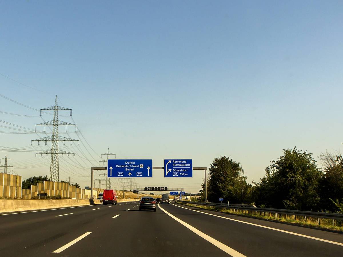 Bei einer Verfolgungsfahrt hat ein Auto mit Wohnanhänger in der Nacht im Autobahnkreuz Mönchengladbach mehrere Streifenwagen gerammt (Symbolbild).