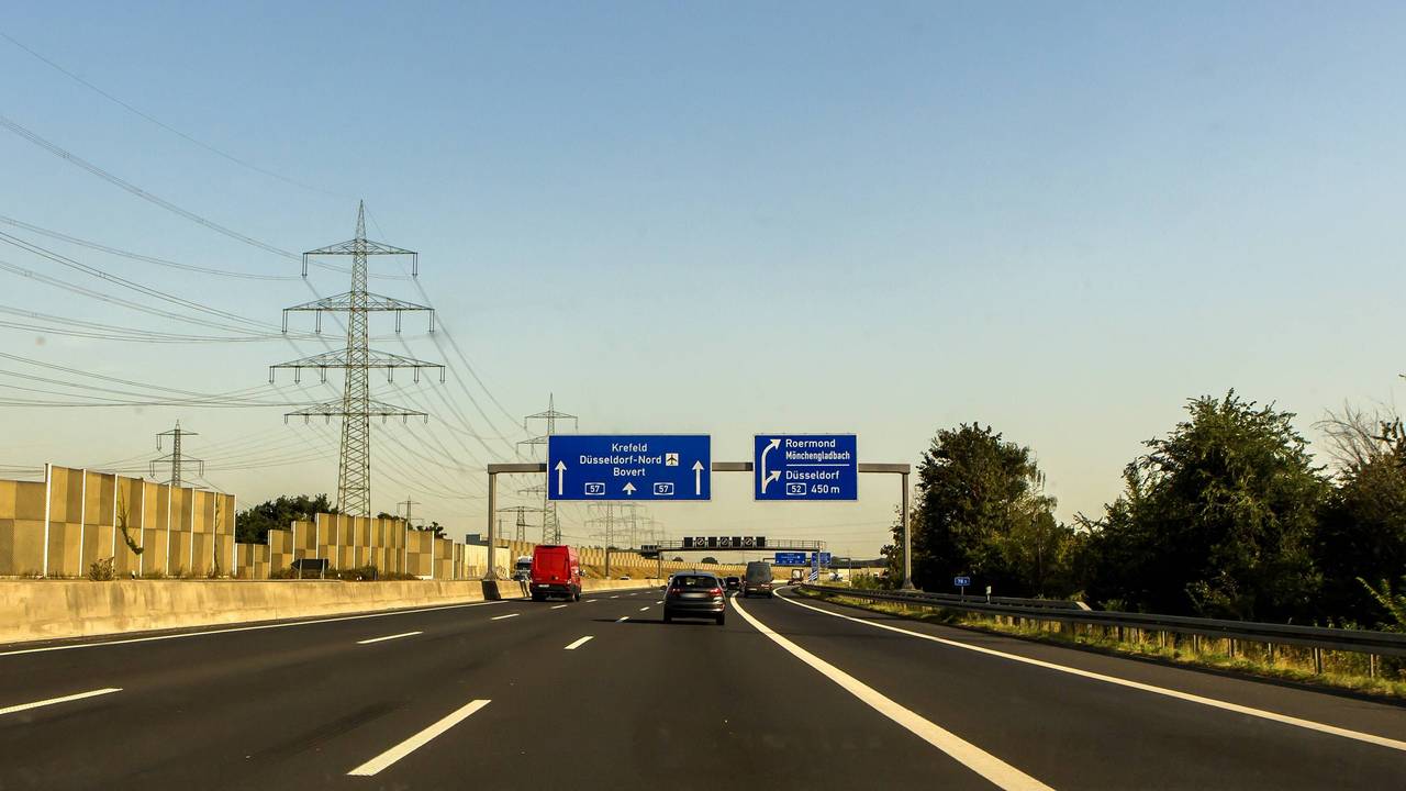 Bei einer Verfolgungsfahrt hat ein Auto mit Wohnanhänger in der Nacht im Autobahnkreuz Mönchengladbach mehrere Streifenwagen gerammt (Symbolbild).