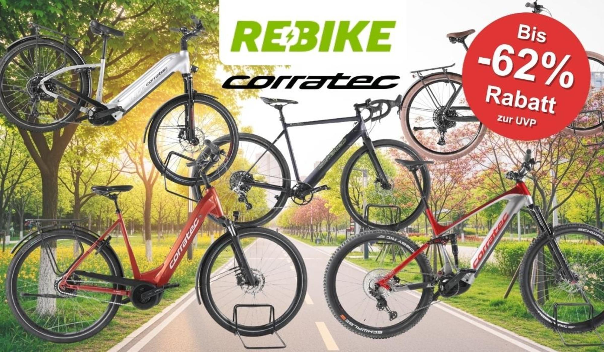 Mehrere Corratec E‑Bikes unterschiedlicher Typen – darunter Trekking-, City- und Mountainbikes – vor einer Landstraße an einem sonnigen Tag, die durch grüne Natur führt.