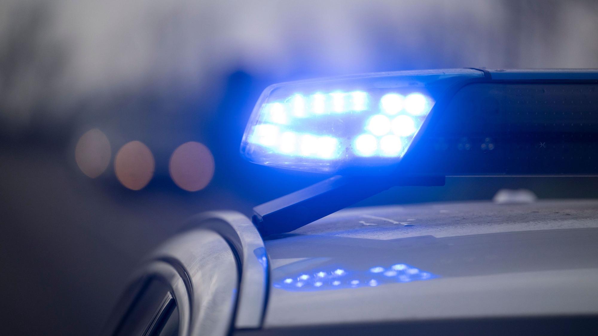 Ein Blaulicht blinkt während eines Fototermins mit der Deutschen Presse-Agentur (dpa) an der deutsch-französischen Grenze an einem Einsatzfahrzeug der Bundespolizei.