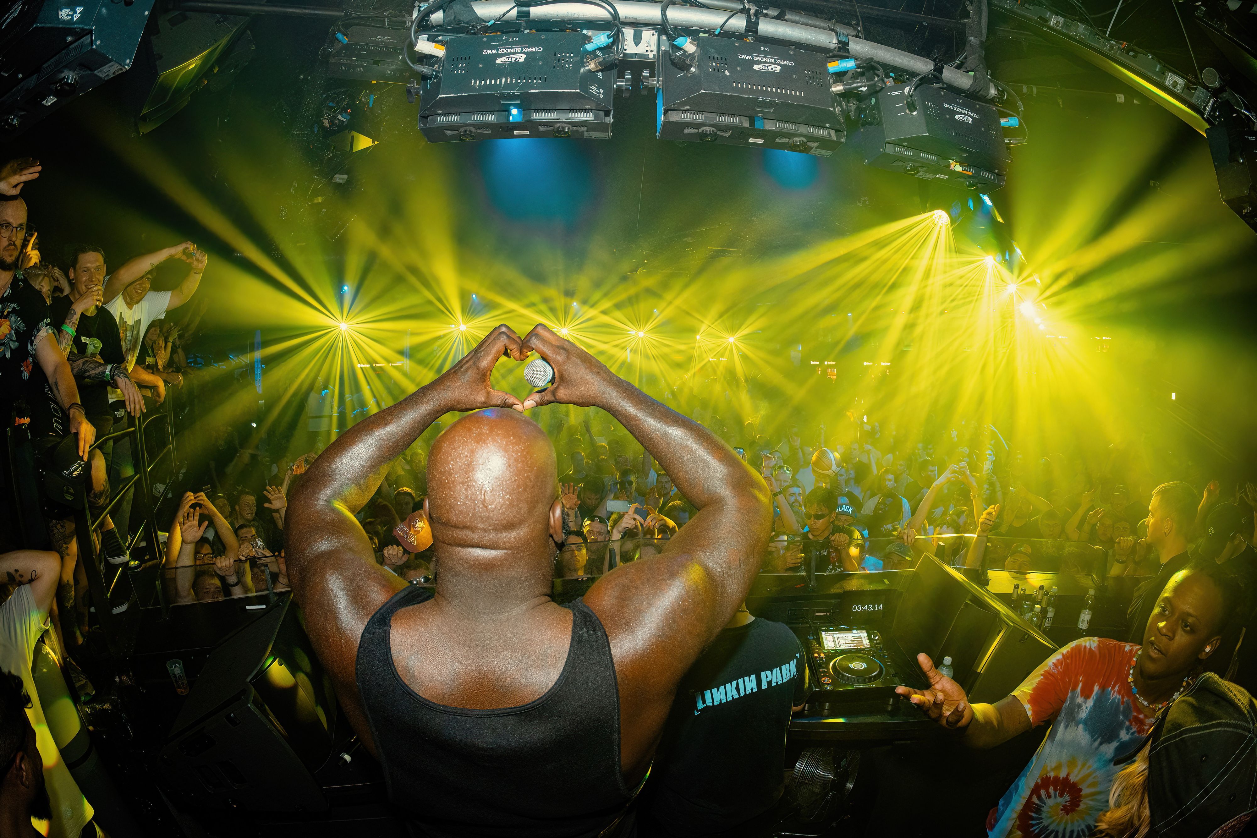 Shaquille O'Neal ist nicht das erste Mal als DJ im Bootshaus in Köln.