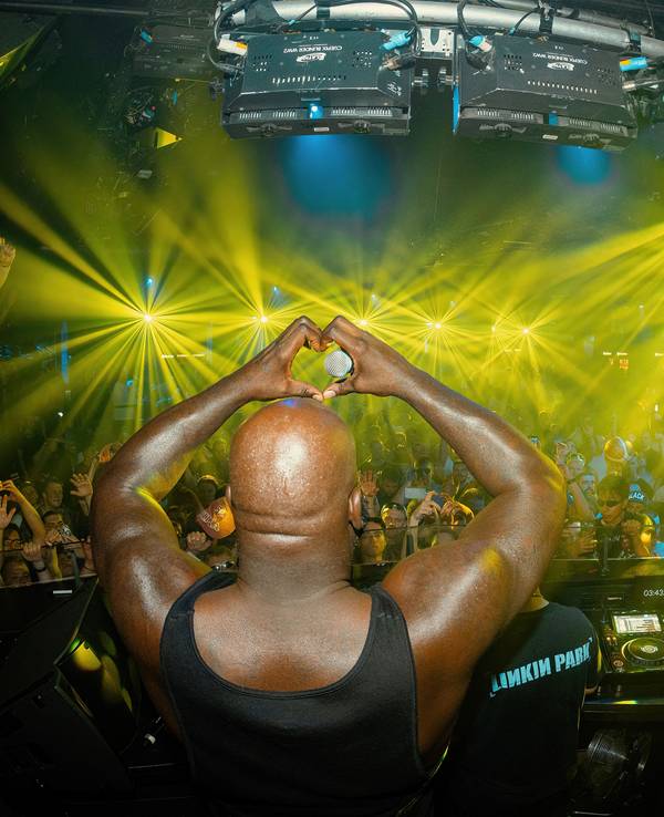 Shaquille O'Neal ist nicht das erste Mal als DJ im Bootshaus in Köln.
