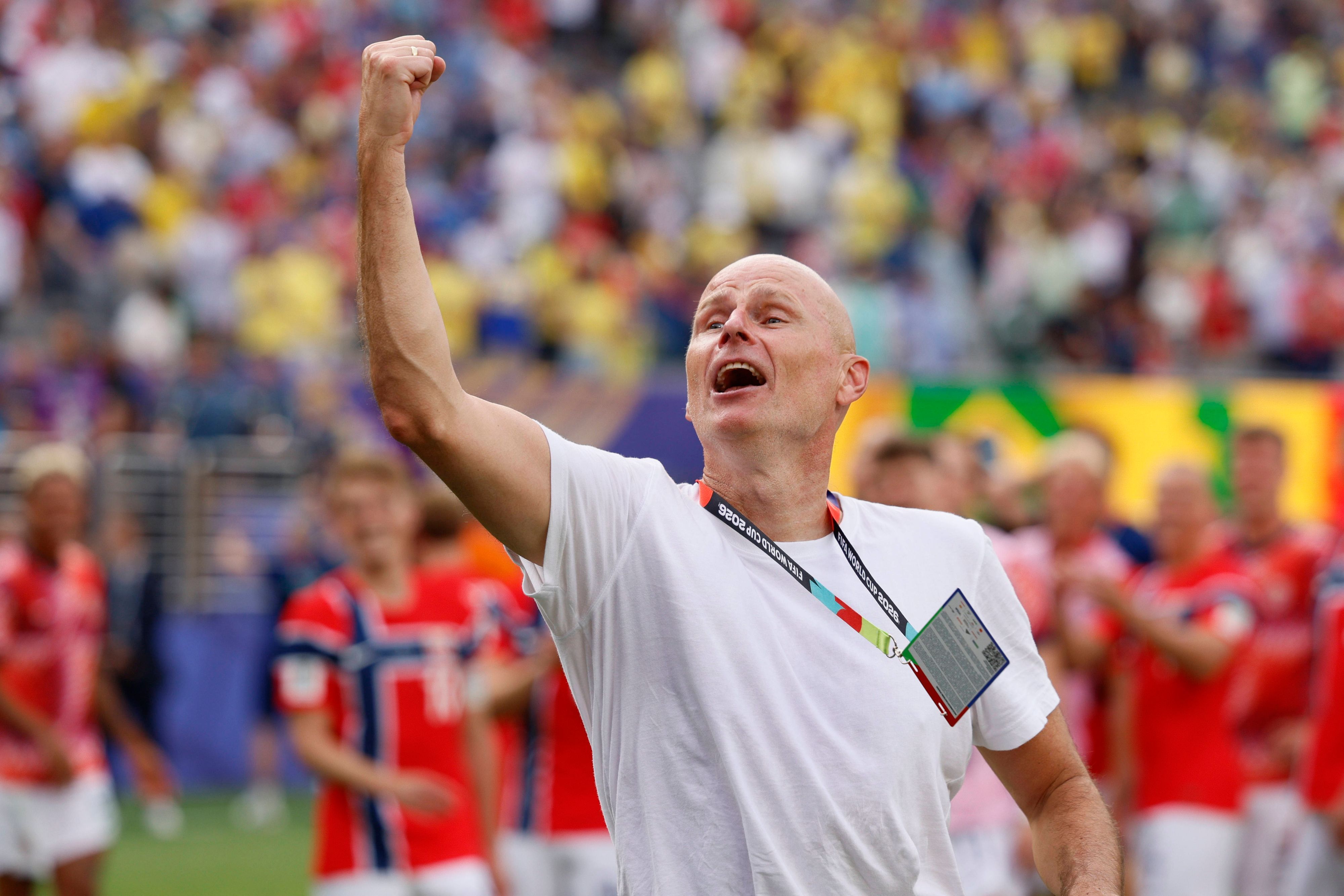 Stale Solbakken jubelt mit hochgereckter Faust vor den Fans.