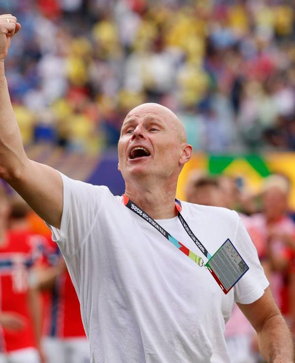 Stale Solbakken jubelt mit hochgereckter Faust vor den Fans.