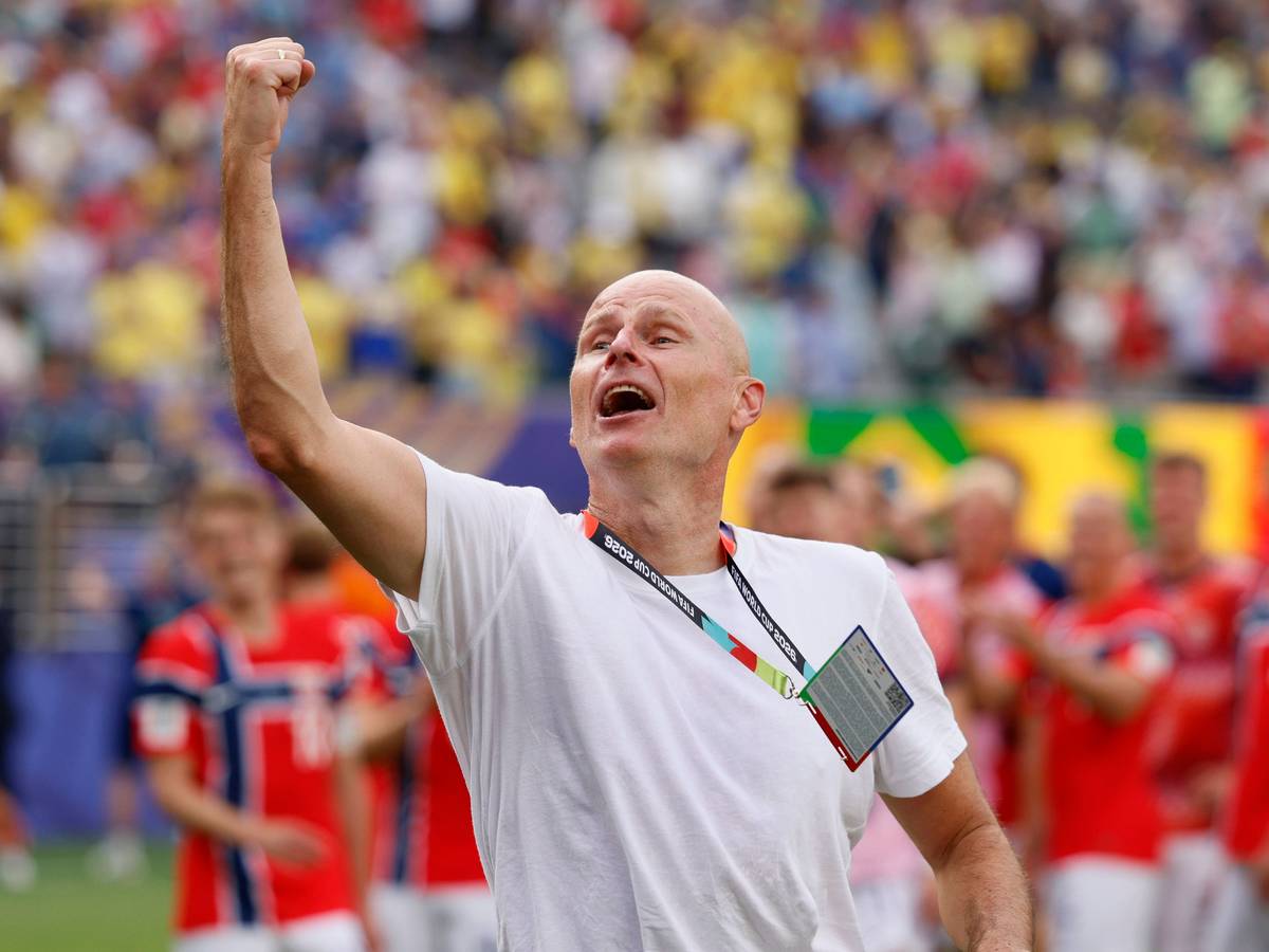 Stale Solbakken jubelt mit hochgereckter Faust vor den Fans.