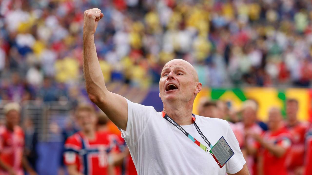 Stale Solbakken jubelt mit hochgereckter Faust vor den Fans.