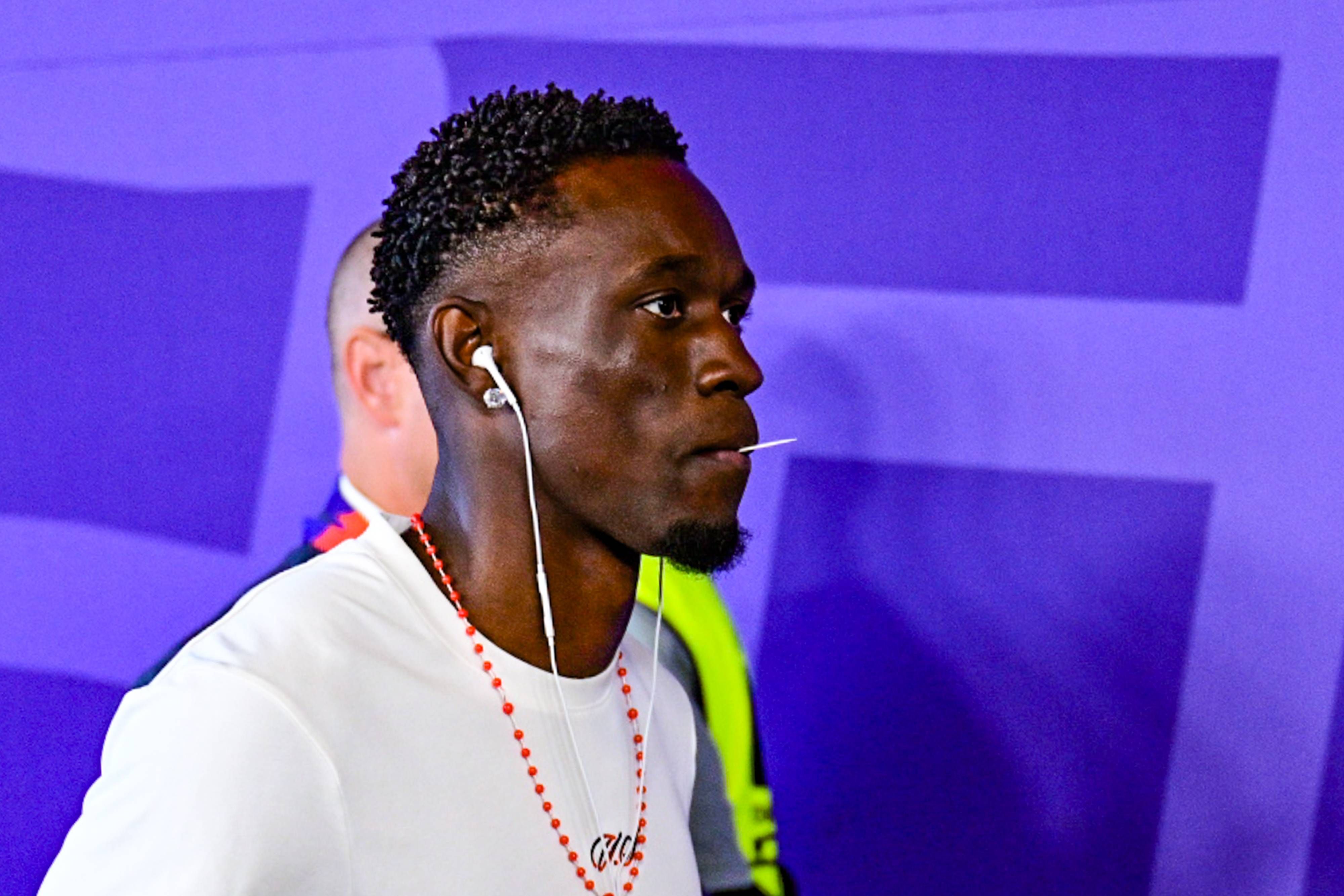 Folarin Balogun geht ins Stadion. Er trägt Kopfhörer und het einen Zahnstocher im Mund.