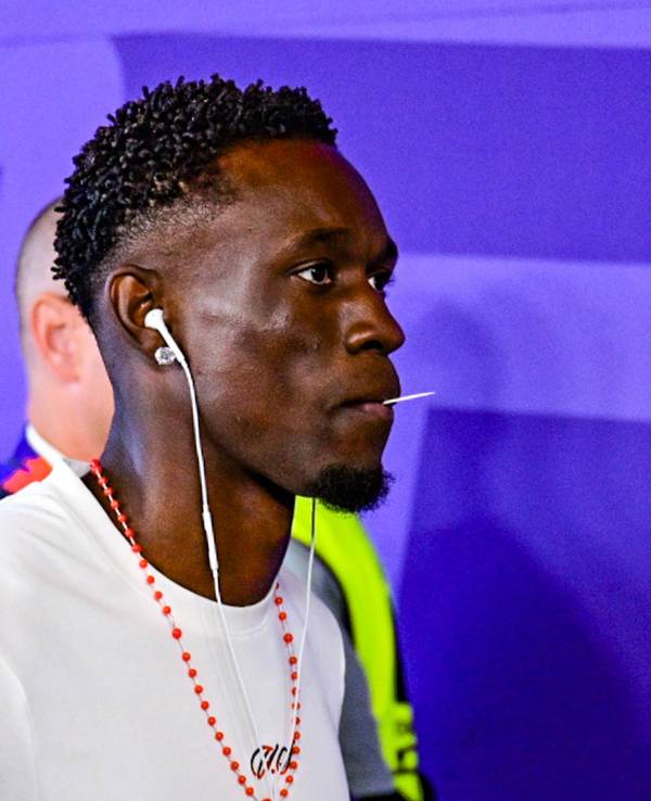 Folarin Balogun geht ins Stadion. Er trägt Kopfhörer und het einen Zahnstocher im Mund.