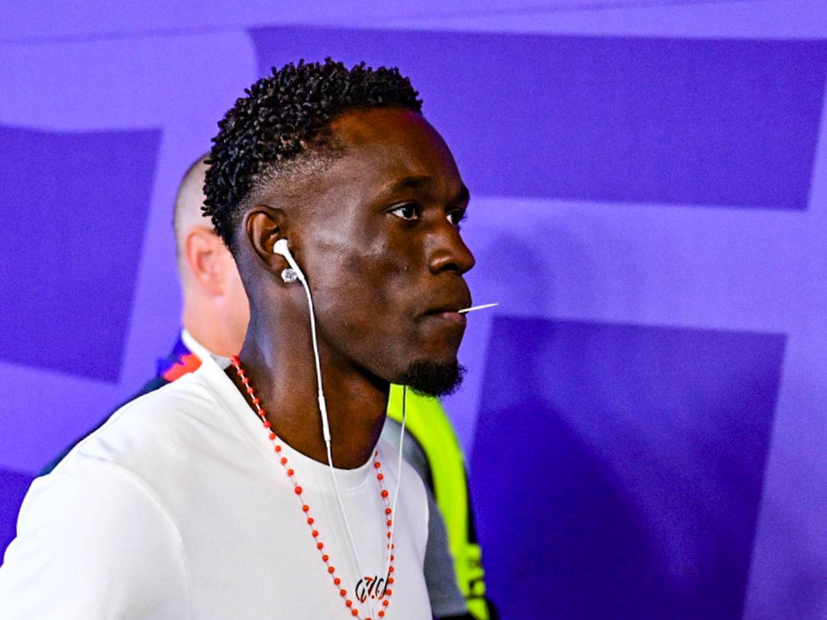 Folarin Balogun geht ins Stadion. Er trägt Kopfhörer und het einen Zahnstocher im Mund.