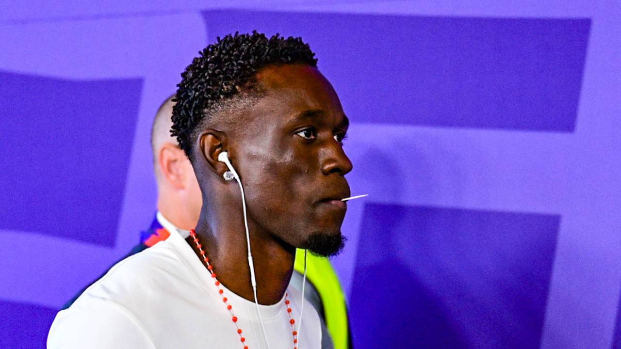Folarin Balogun geht ins Stadion. Er trägt Kopfhörer und het einen Zahnstocher im Mund.