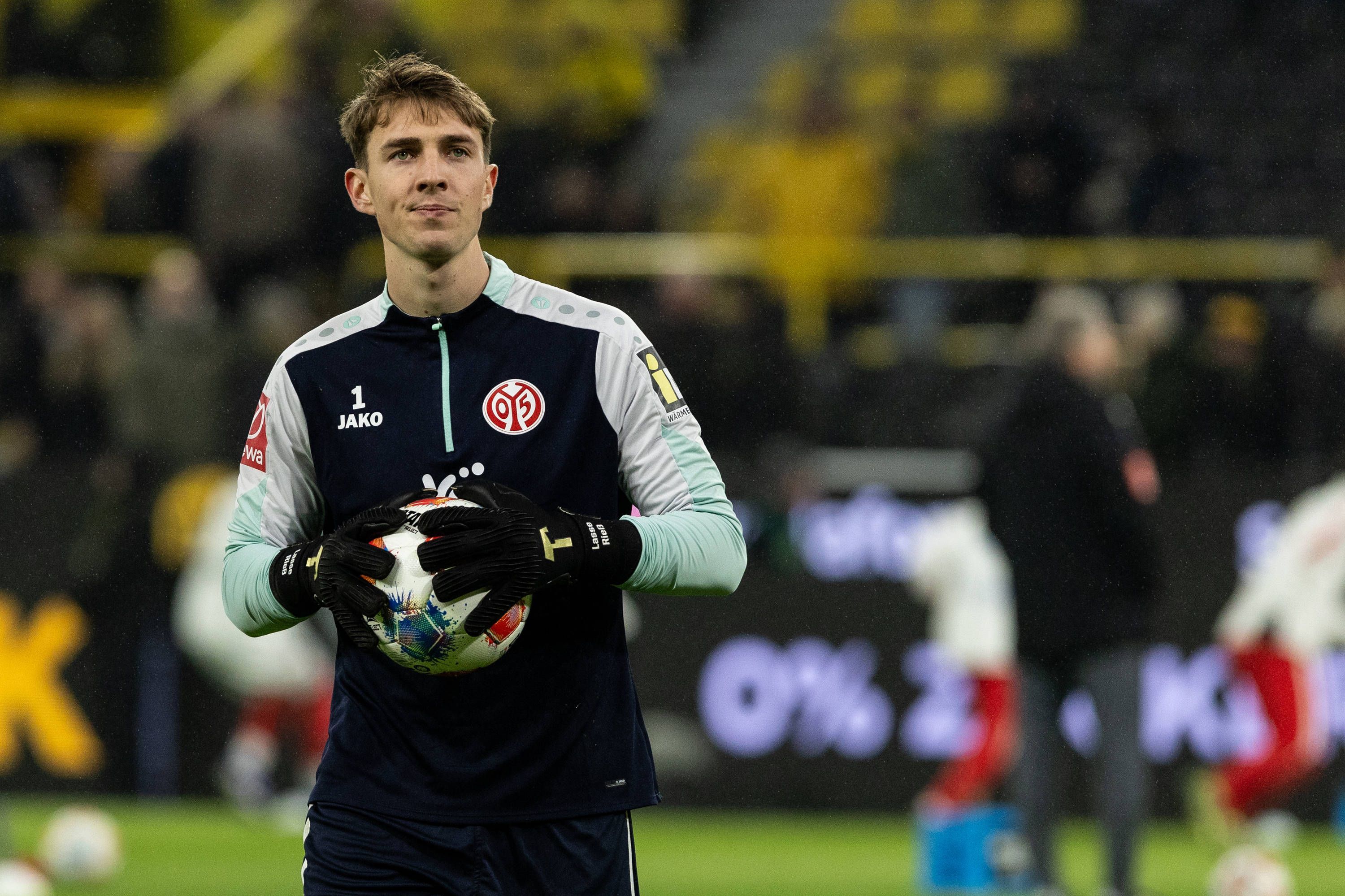 Lasse Rieß macht sich mit einem Ball in der Hand warm.