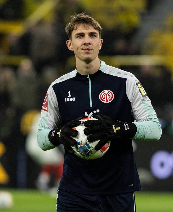 Lasse Rieß macht sich mit einem Ball in der Hand warm.