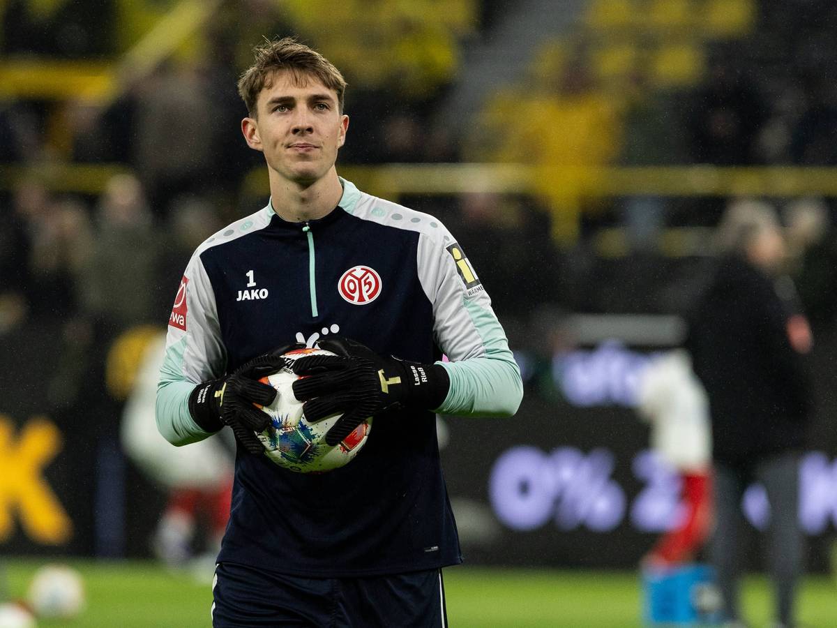 Lasse Rieß macht sich mit einem Ball in der Hand warm.