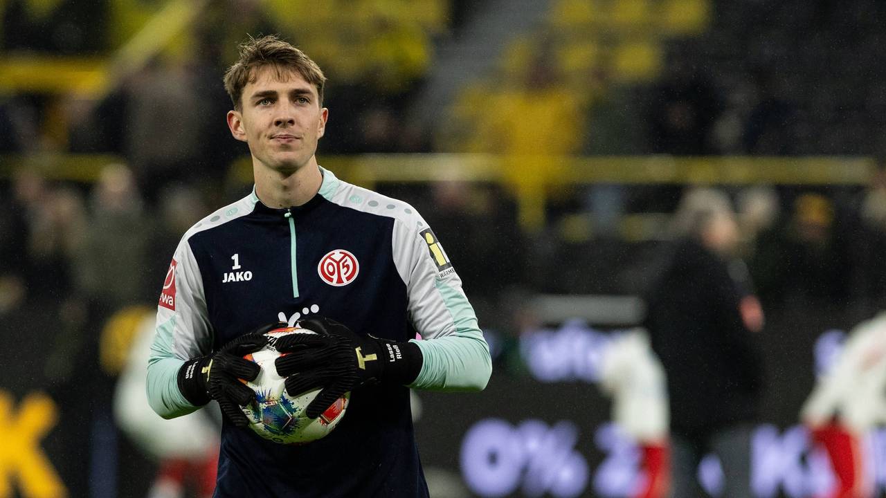 Lasse Rieß macht sich mit einem Ball in der Hand warm.